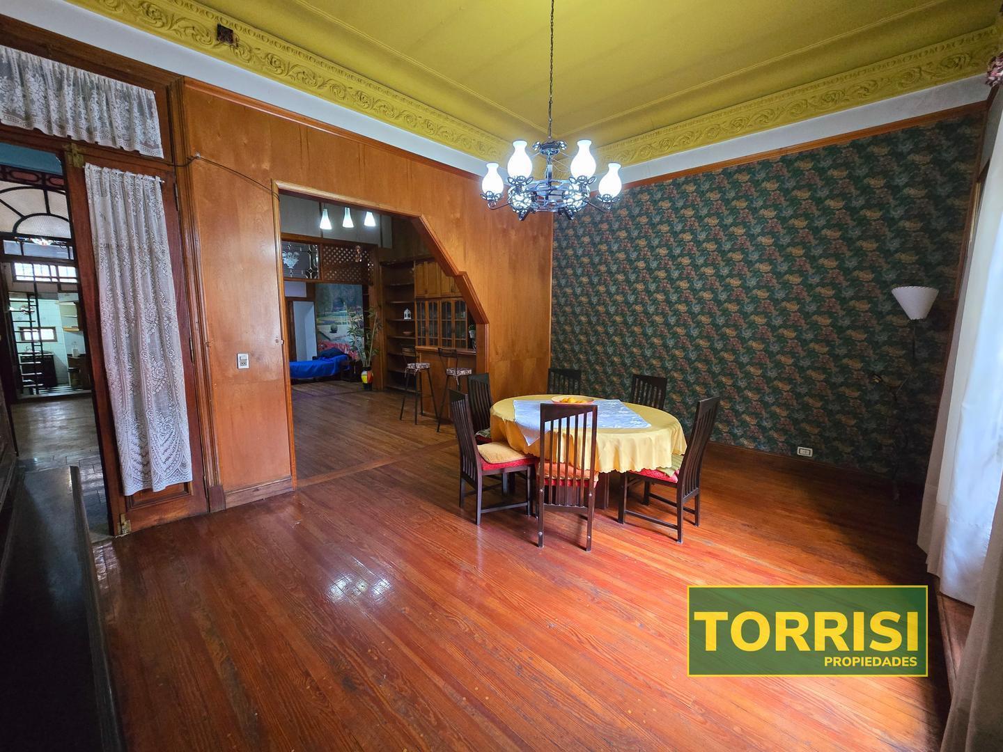 Foto de VENTA - 5 AMB PH C/PATIO Y COCHERA/LOCAL - CAMPICHUELO 300, imagen 1
