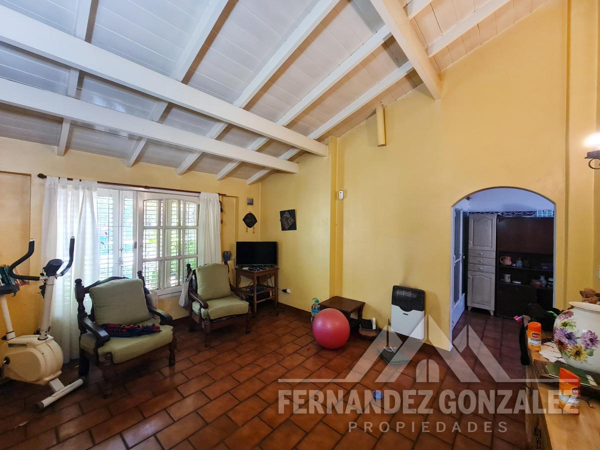 Venta de chalet en Barrio Nuevo de 5 Amb. con quincho, garage y fondo libre.