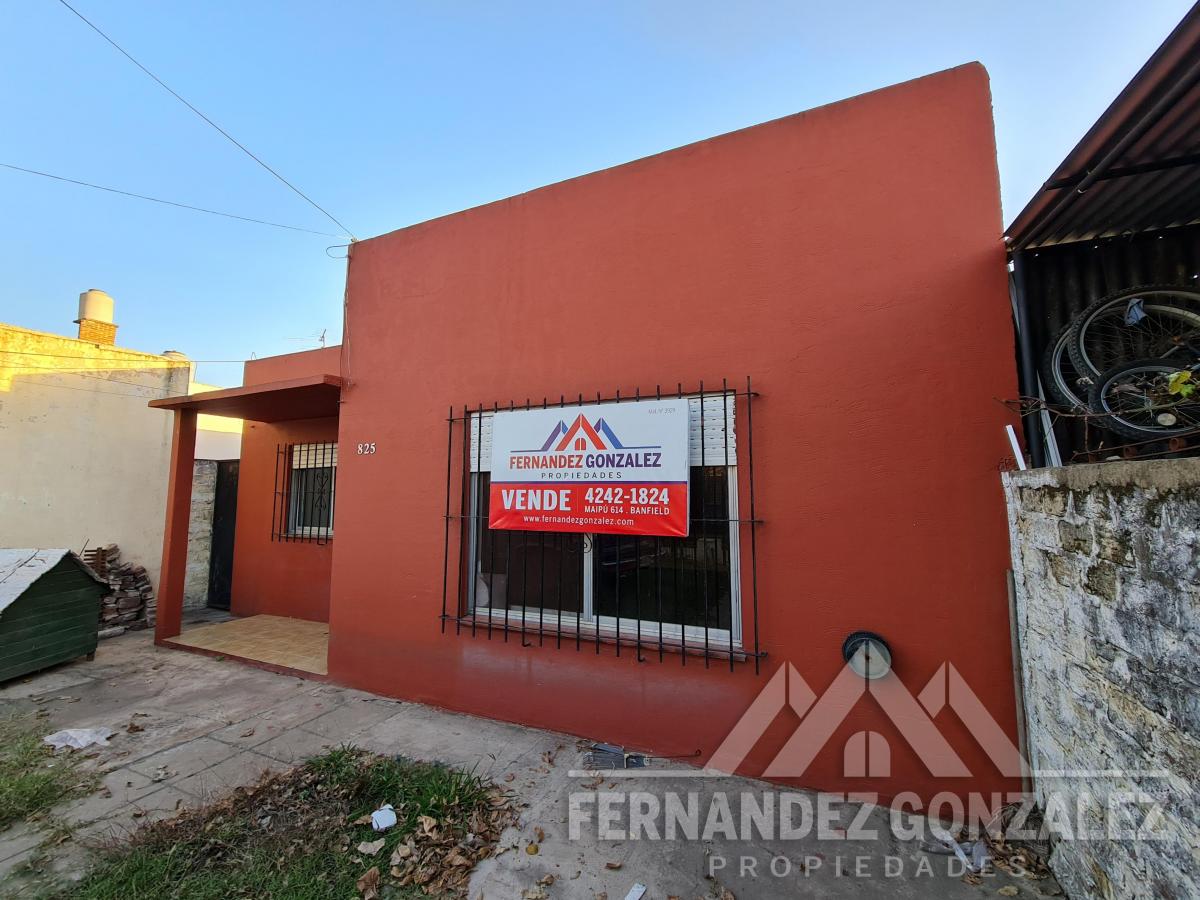 Casa de 3 Amb con Entrada de Auto, Jardín y Patio. 2