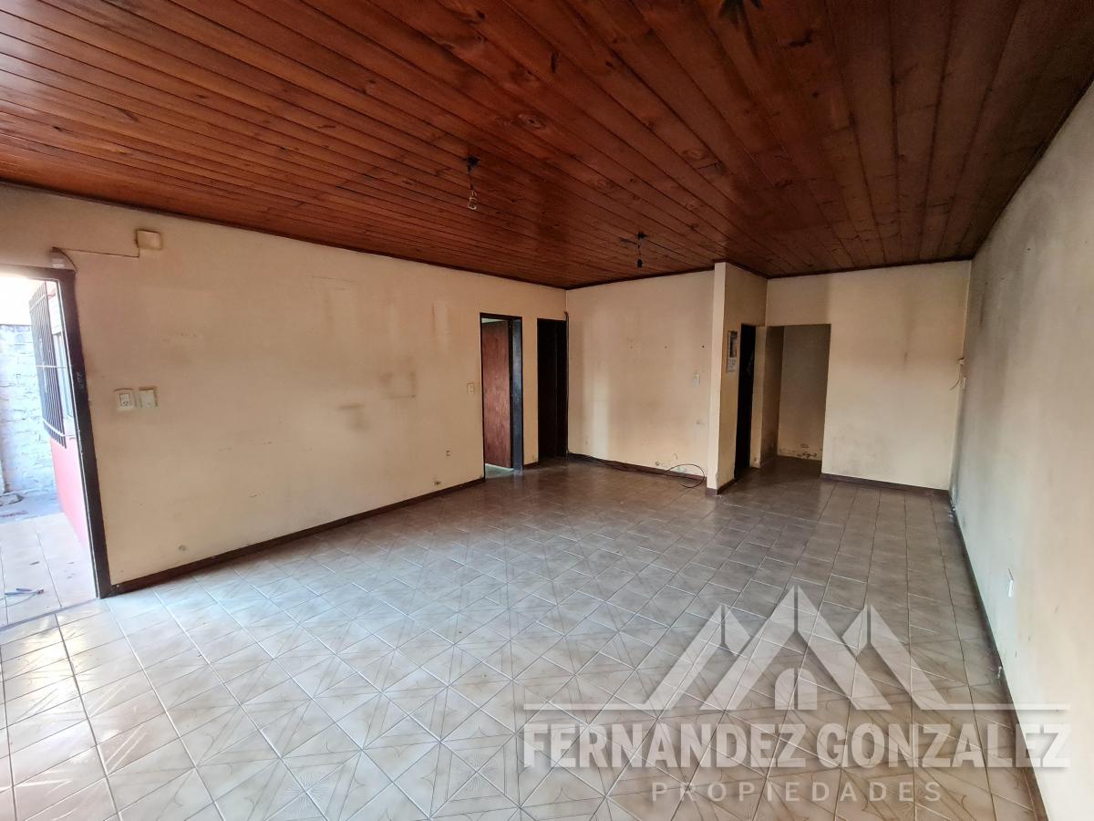 Casa de 3 Amb con Entrada de Auto, Jardín y Patio. 3