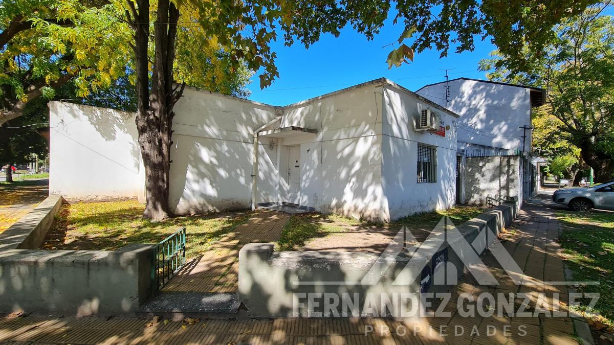 Casa sobre lote propio, de 3 Amb. con fondo y garage. Hermoso Barrio