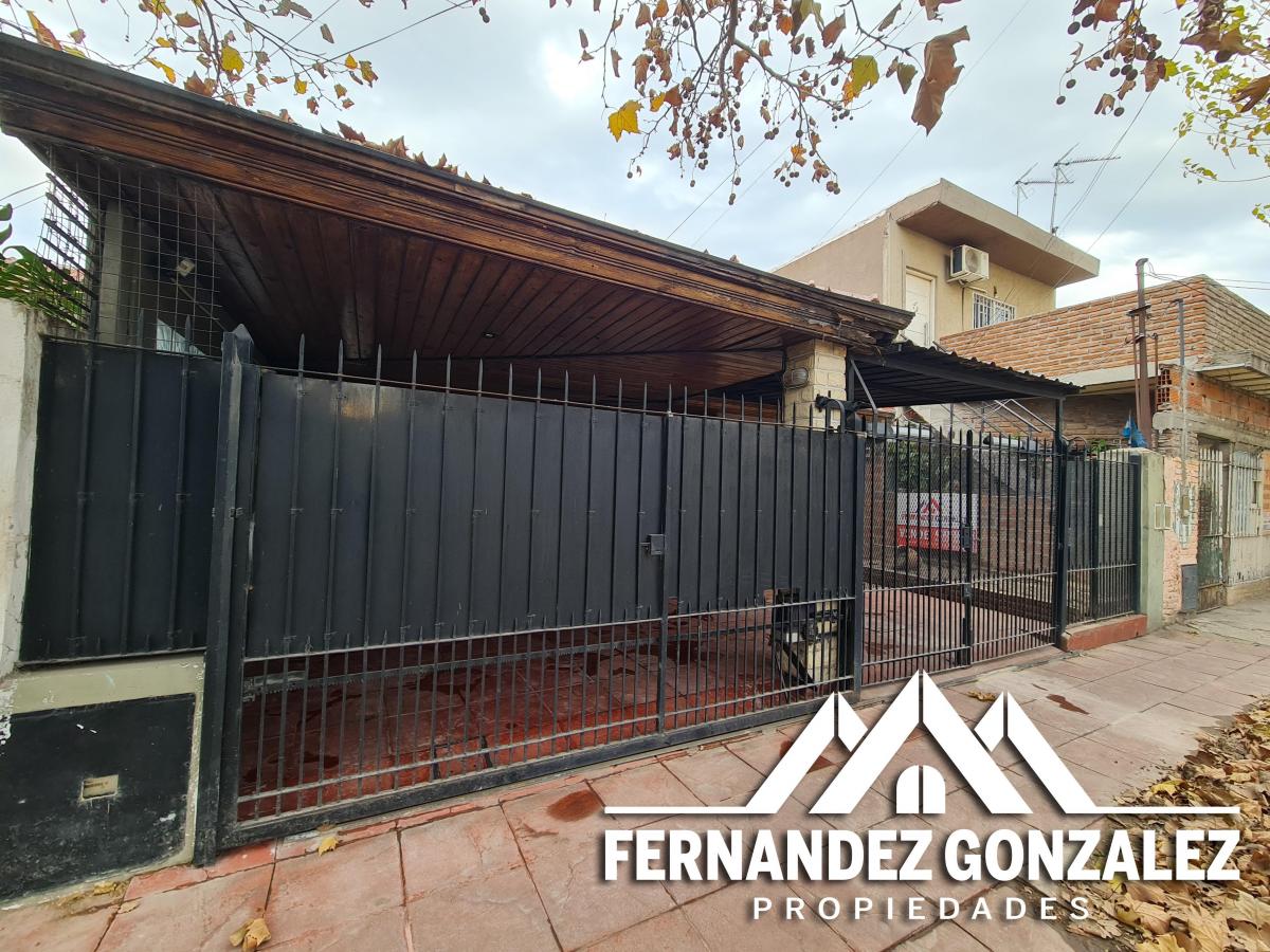 Casa tipo chalet de 5 Amb. con entrada para 2 autos y patio.