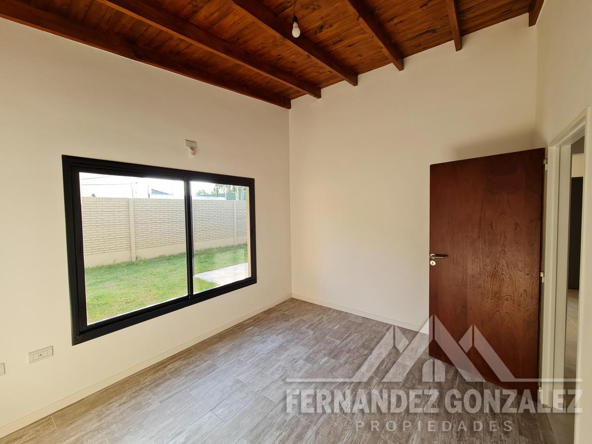 Casa moderna en PH, a estrenar de 3 Amb. con fondo libre y garage. Apto Credito