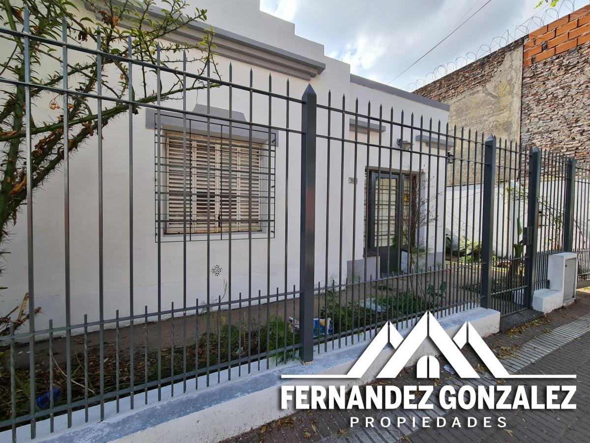 Venta de casa de 3 Amb. con entrada de auto y fondo libre en Remedios de Escalda