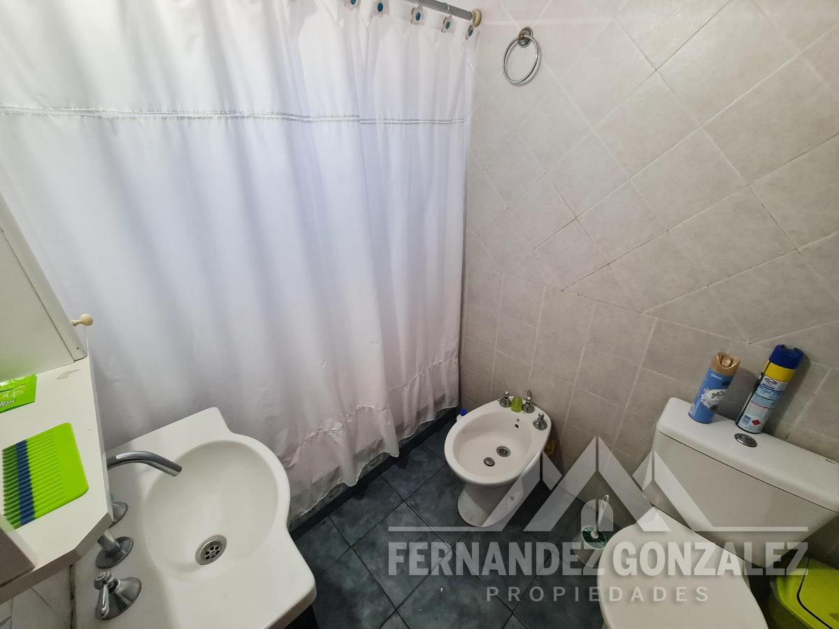 Foto de Venta de Chalet de 3 ambientes con jardín, patio y garage. En Barrio, imagen 5