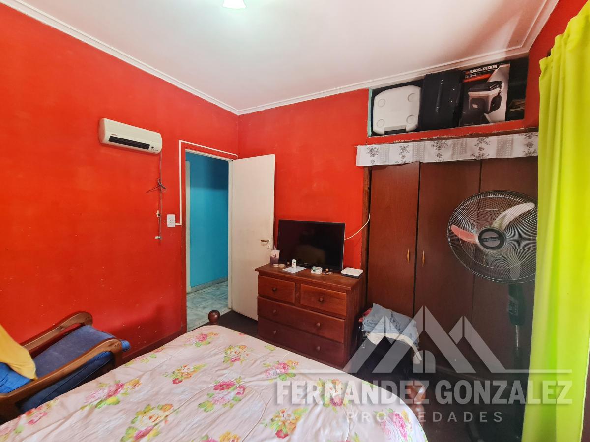 Foto de Venta de Chalet de 3 ambientes con jardín, patio y garage. En Barrio, imagen 2