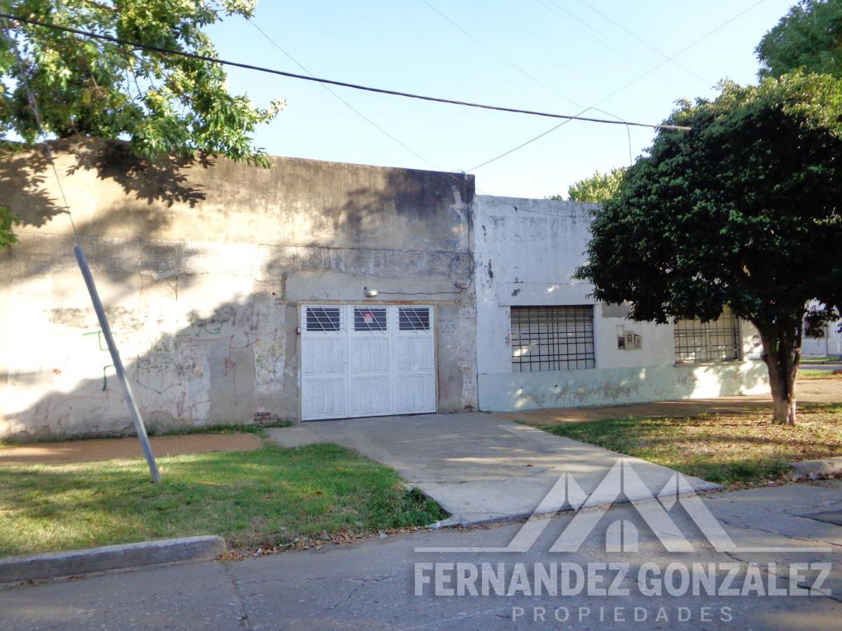 Venta de Casa de 3 Amb. con 2 patios y garage. Venta directa.