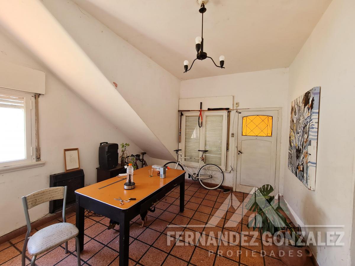 Casa para dos familias independientes sobre lote de 10 x 46 Mts.