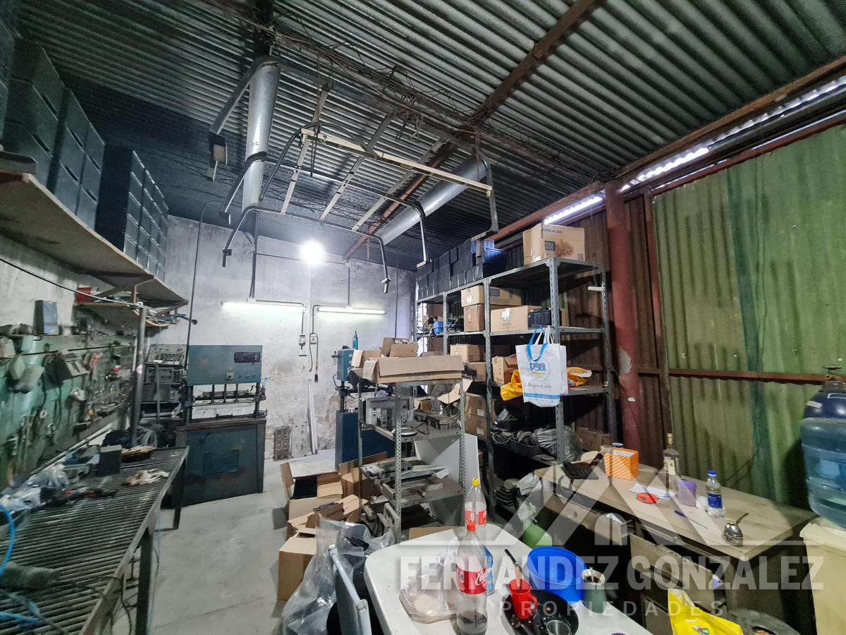 Venta de Galpón o Local Comercial Sobre Lote Propio de 247 m² en Lanus Oeste 4