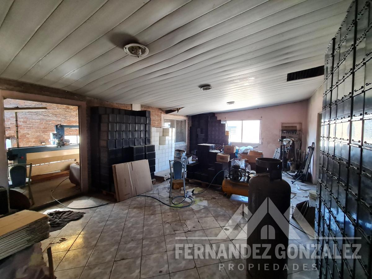 Venta de Galpón o Local Comercial Sobre Lote Propio de 247 m² en Lanus Oeste 3