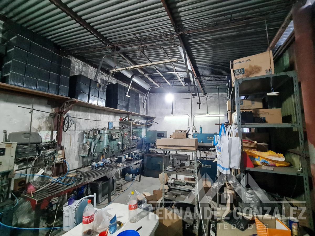 Venta de Galpón o Local Comercial Sobre Lote Propio de 247 m² en Lanus Oeste 2