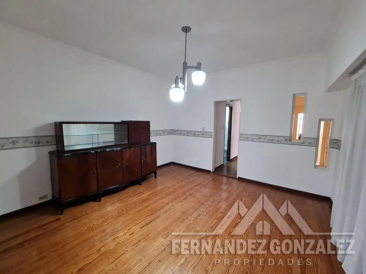 Venta de Casa de 4 Ambientes con entrada de autos y patio. Excelente ubicación. Apto Credito 3