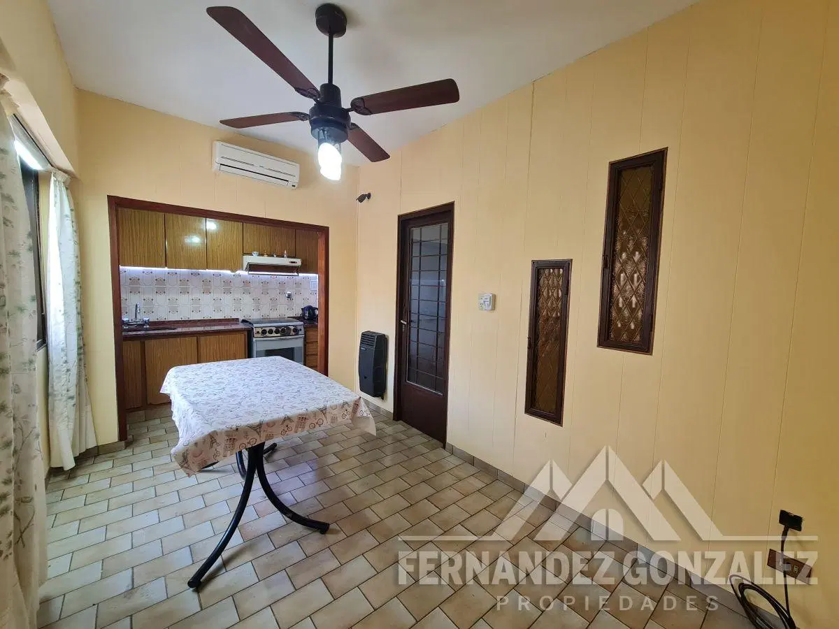 Venta de Casa de 4 Ambientes con entrada de autos y patio. Excelente ubicación. Apto Credito 5