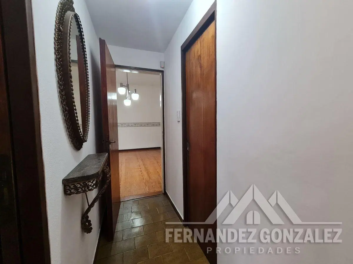 Venta de Casa de 4 Ambientes con entrada de autos y patio. Excelente ubicación. Apto Credito 4
