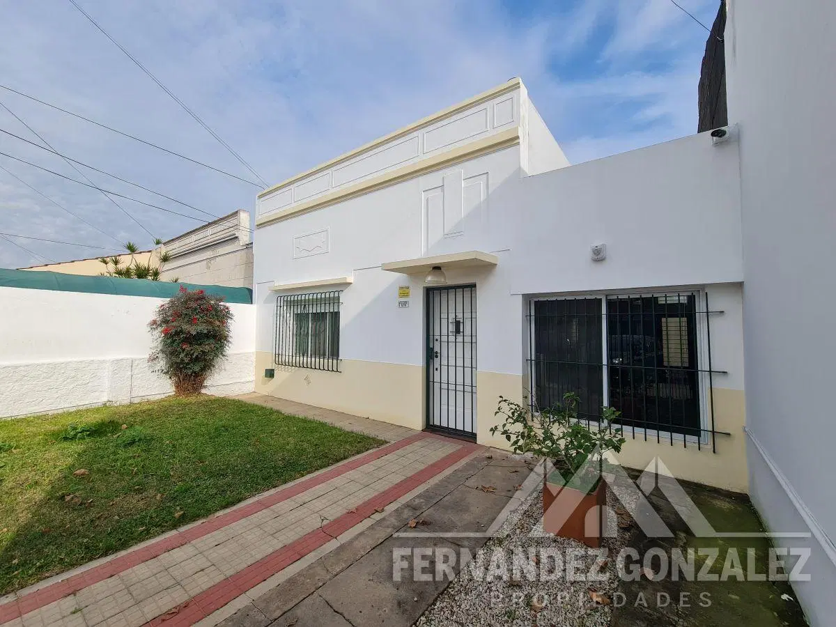 Venta de Casa de 4 Ambientes con entrada de autos y patio. Excelente ubicación. Apto Credito 2