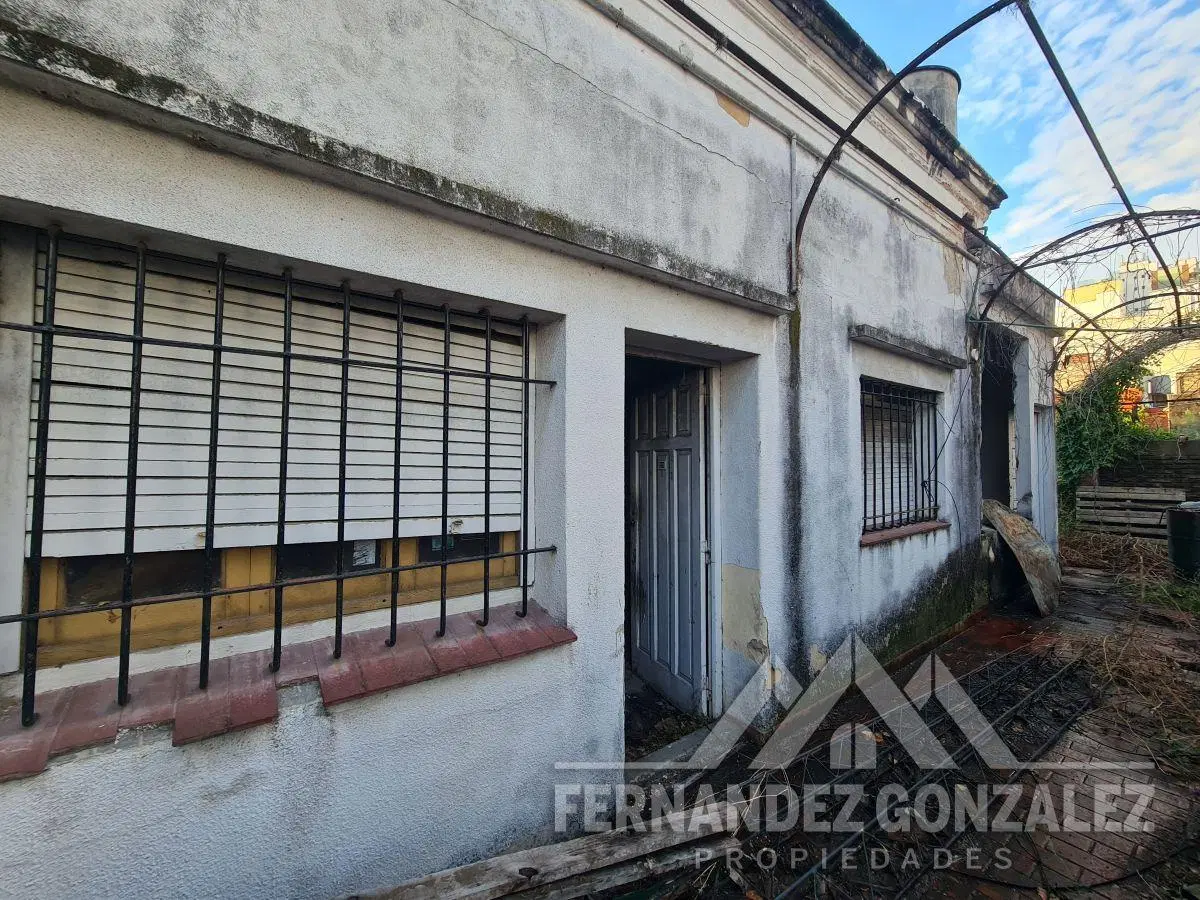Venta de lote de terreno único en zona residencial de Banfield Este de 374 M2 3
