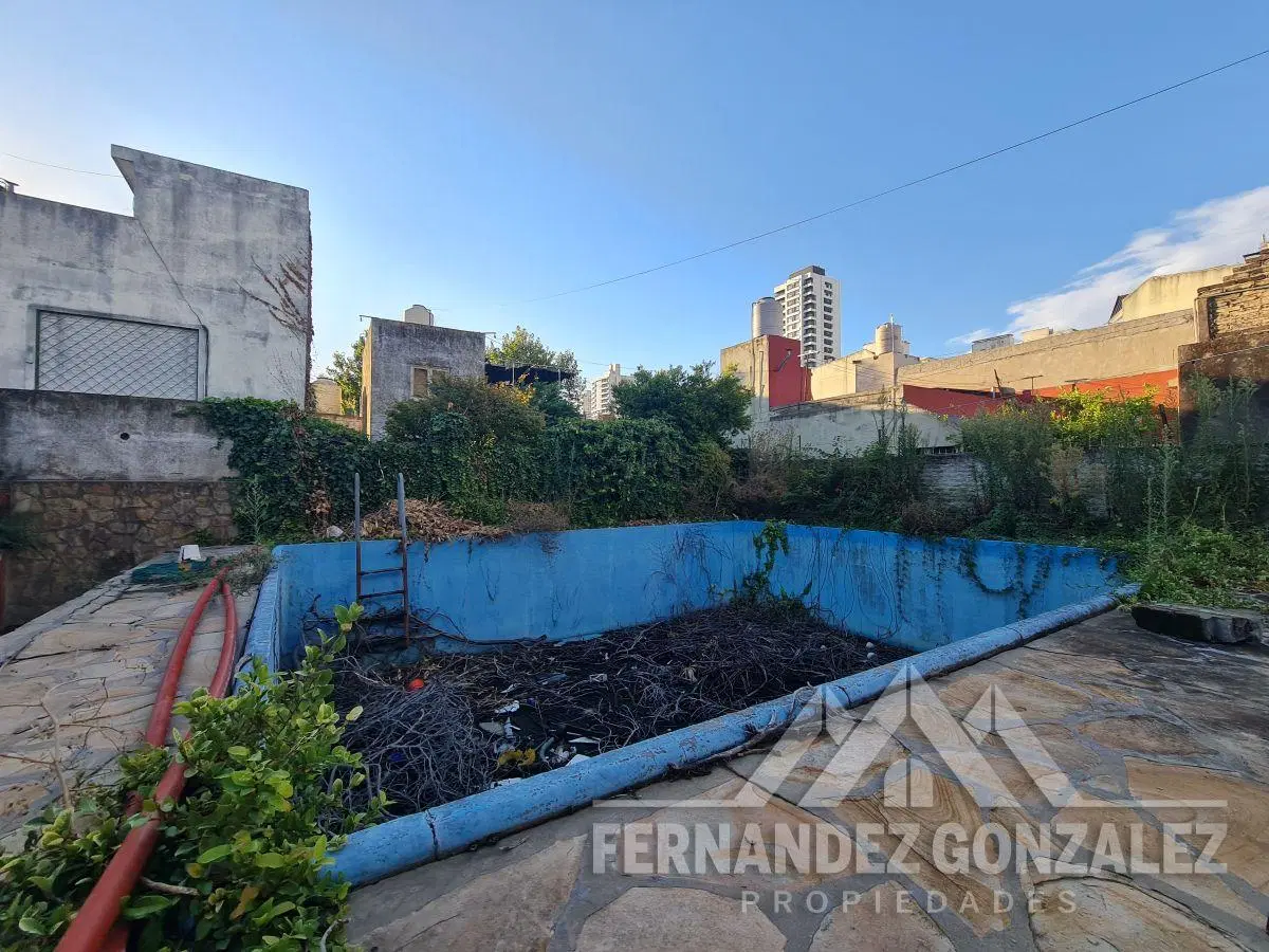 Venta de lote de terreno único en zona residencial de Banfield Este de 374 M2 5