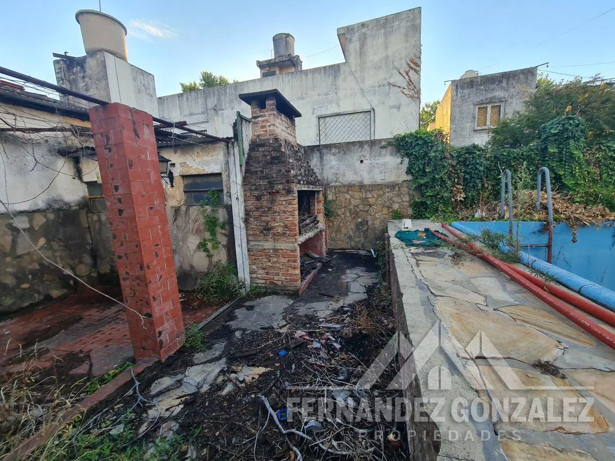 Venta de lote de terreno único en zona residencial de Banfield Este de 374 M2 2