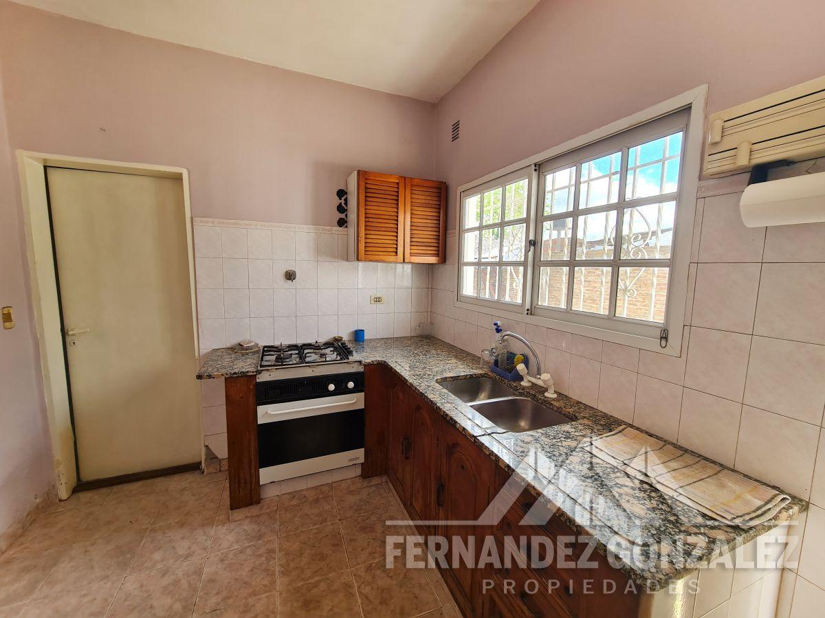 Foto de Casa de 105 m² con 2 dormitorios, entrada de auto y fondo libre en, imagen 2