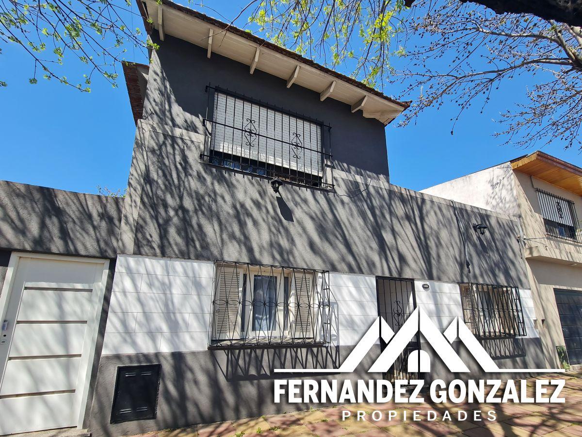 Foto de Casa en venta de 4 ambientes con fondo libre, patio y entrada de autos, imagen 1