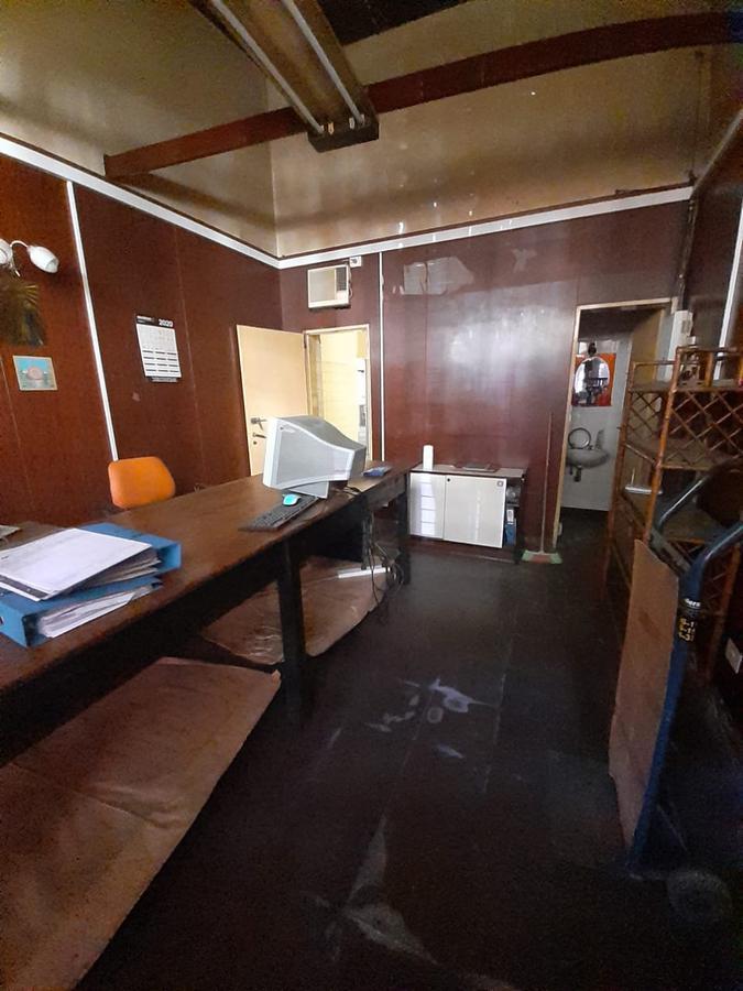 Foto de LOCAL EN VENTA CON COCHERA - DEPOSITO Y PATIO - SIN EXPENSAS - BARRACAS, imagen 2
