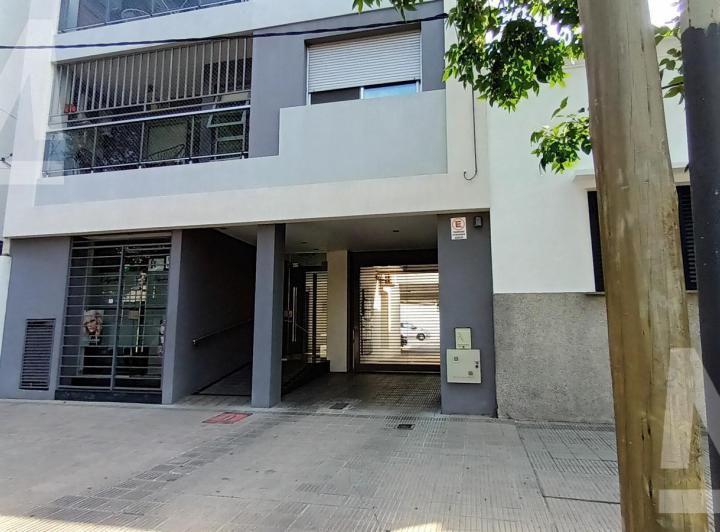 Departamento moderno y luminoso sobre avenida 1