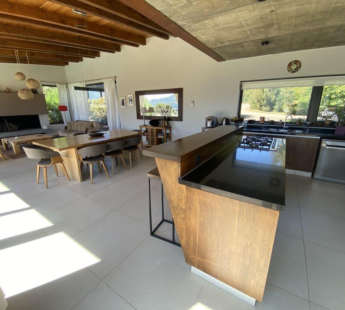 Increible Casa en Venta de 3 Dorm. San Martin de Los Andes con Pileta 2