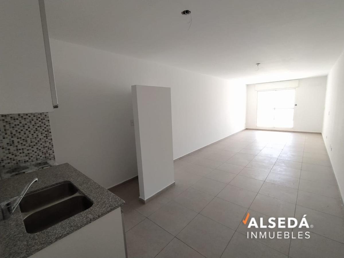 DEPARTAMENTO MONOAMBIENTE VENTA MACROCENTRO ROSARIO FACTULTADES PATIO Y TERRAZA