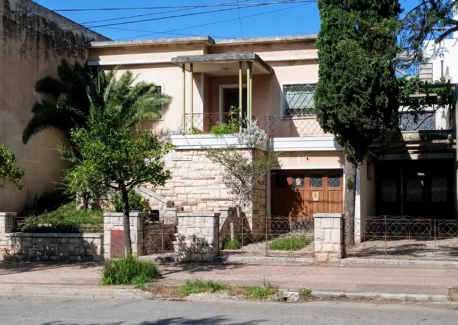 Vendo casa dos dorm. con galpón / garage 6 autos y 2 dptos B° Pueyrredón 5