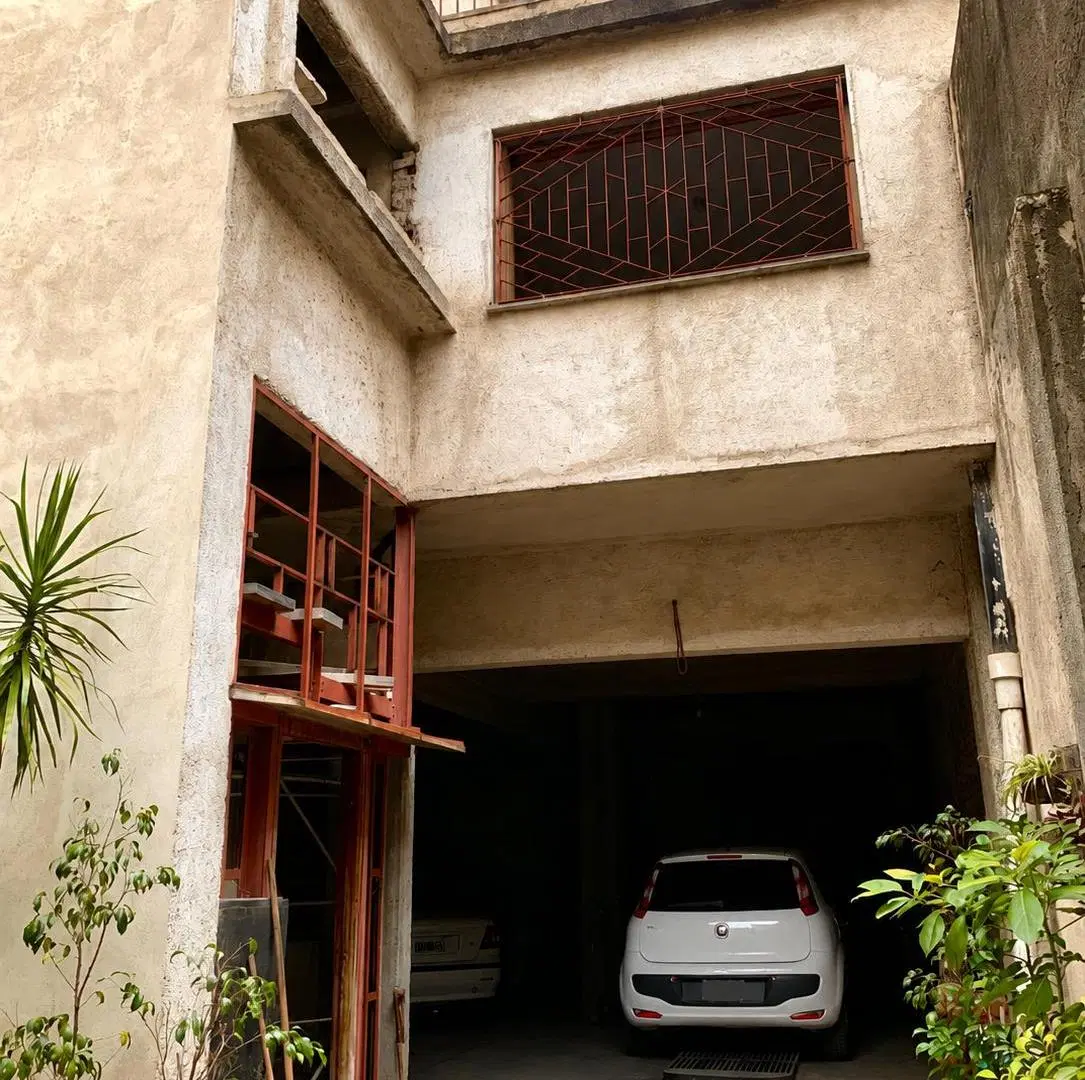 Vendo casa dos dorm. con galpón / garage 6 autos y 2 dptos B° Pueyrredón 3