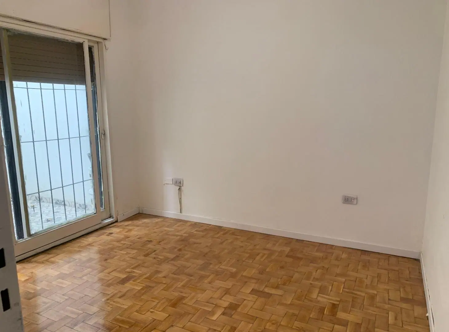 Vendo casa dos dorm. con galpón / garage 6 autos y 2 dptos B° Pueyrredón 4