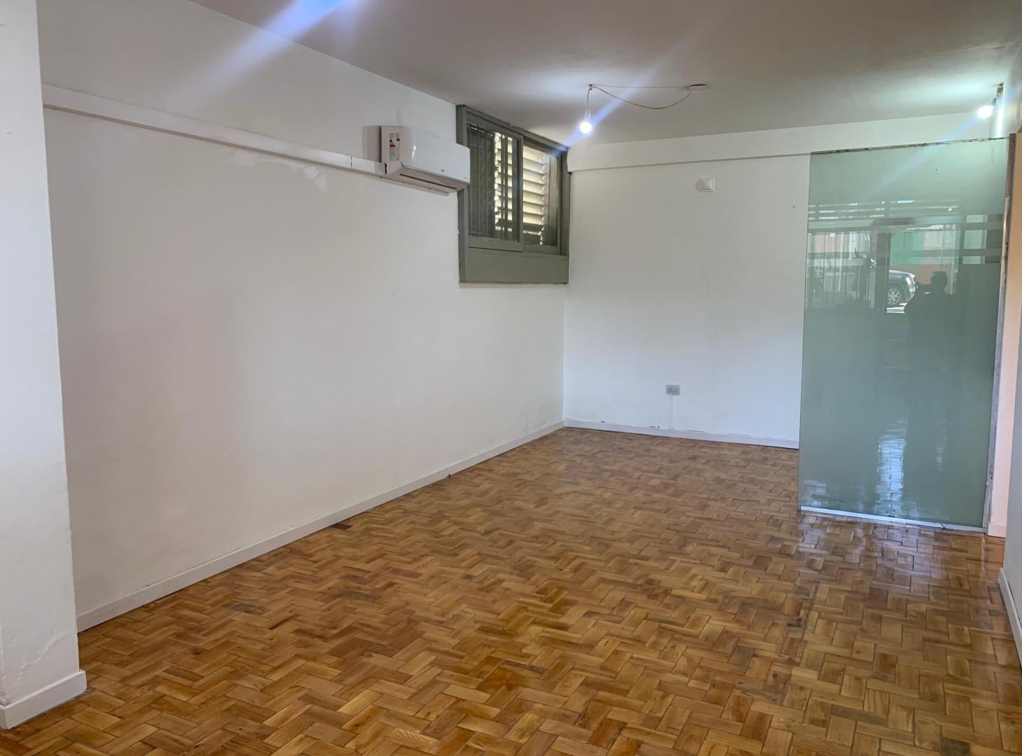 Vendo casa dos dorm. con galpón / garage 6 autos y 2 dptos B° Pueyrredón