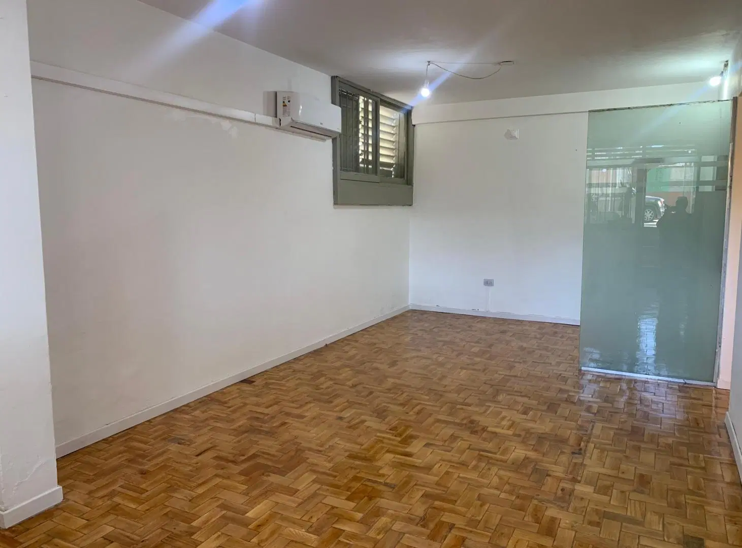 Vendo casa dos dorm. con galpón / garage 6 autos y 2 dptos B° Pueyrredón 1