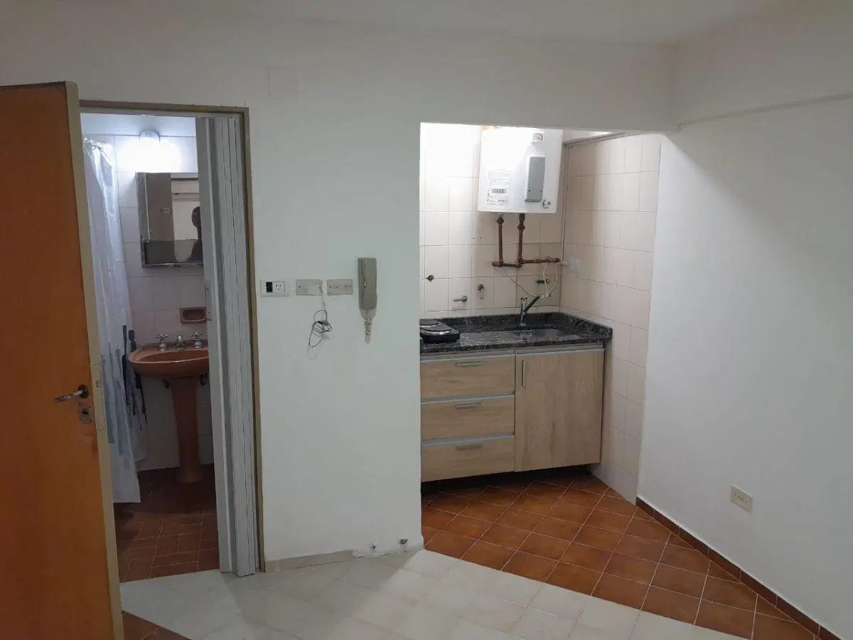 Monoambiente - Excelente Ubicación - Kitch, l/c, bño, dor c/plac - $430M - 3513910444 1