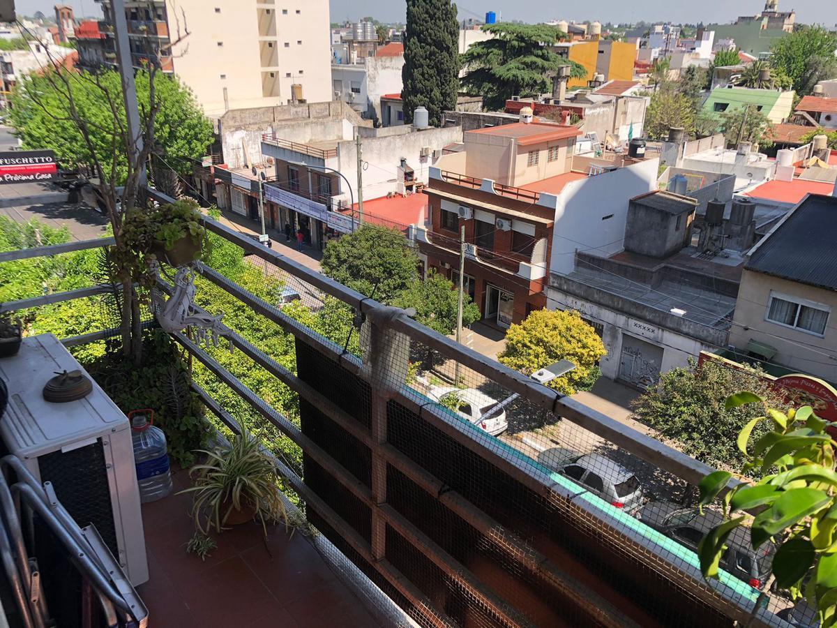 DEPARTAMENTO 4 AMBIENTES CON COCHERA EN TAPIALES SOBRE AVENIDA