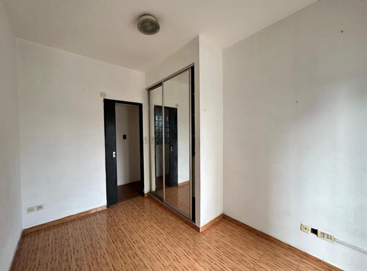 Depto 4amb c/ balcón sobre avenida 2