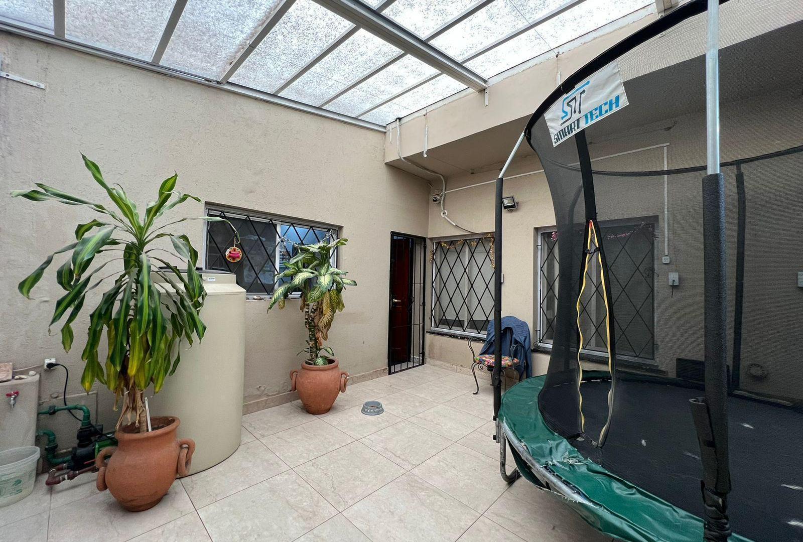 Foto de PH CON 2 PATIOS Y PILETA SIN EXPENSAS EN VENTA CIUDAD MADERO, imagen 4