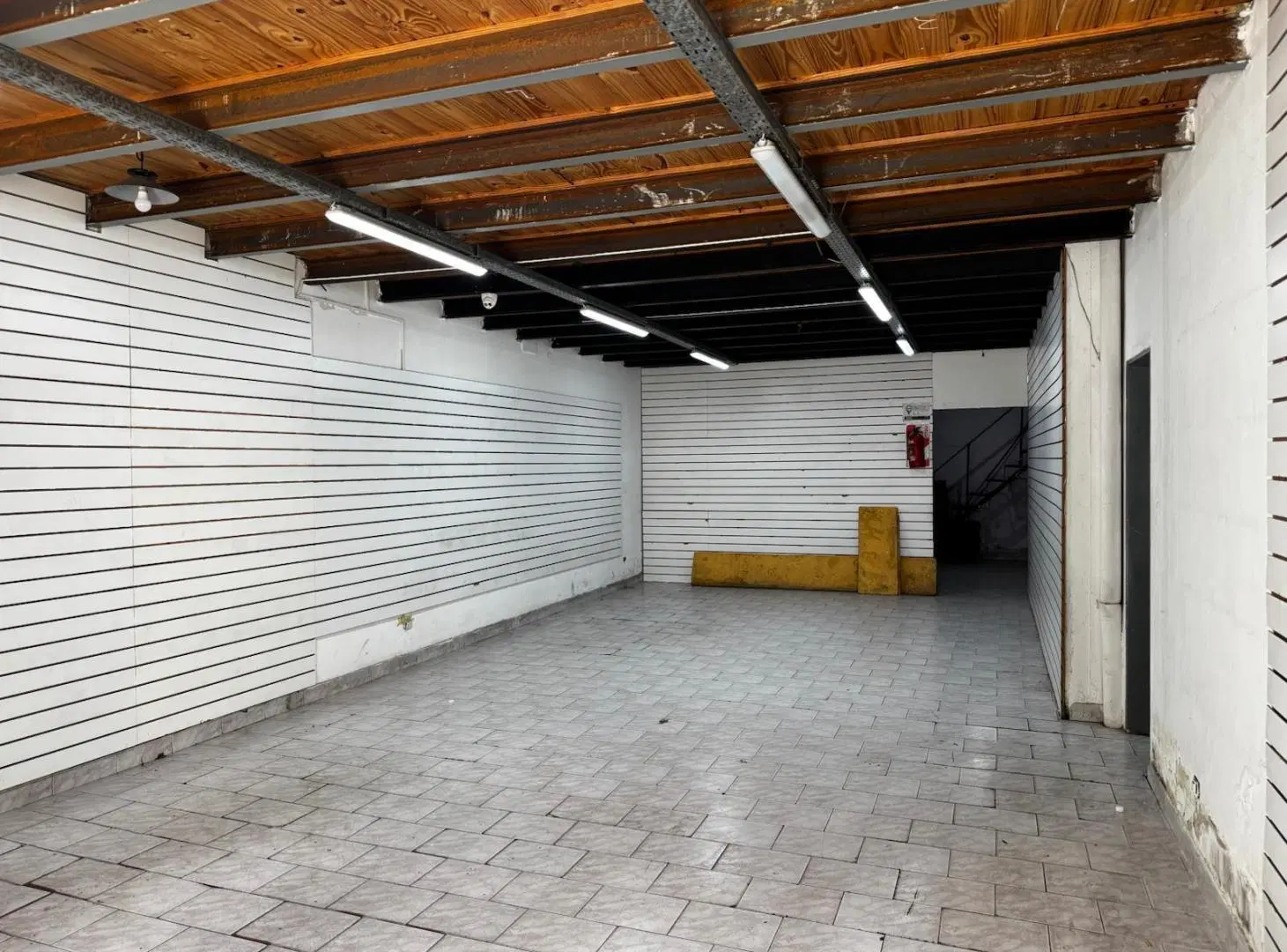 Local 90m2 planta baja con entre piso exc ubi zona comercial 3