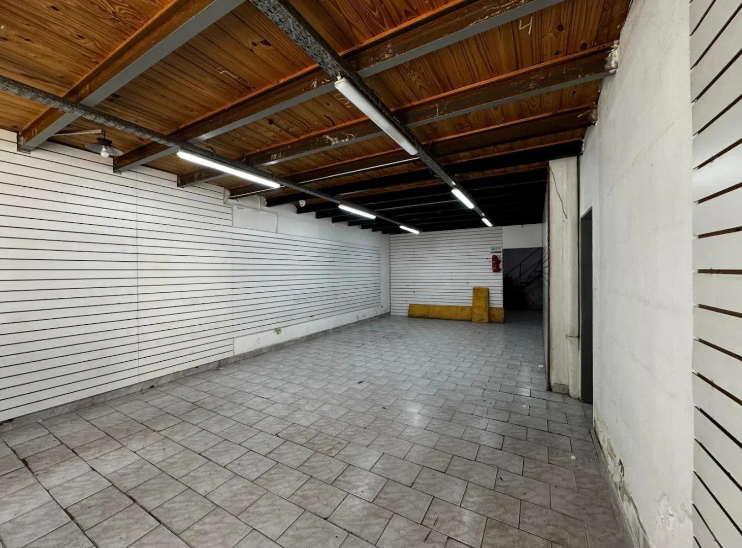 Local 90m2 planta baja con entre piso exc ubi zona comercial 2