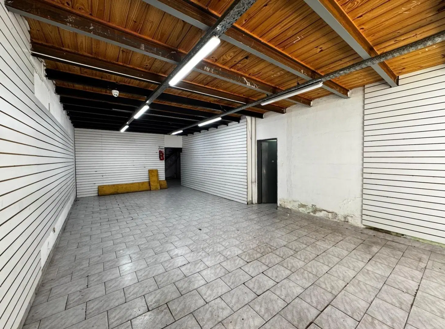 Local 90m2 planta baja con entre piso exc ubi zona comercial 5