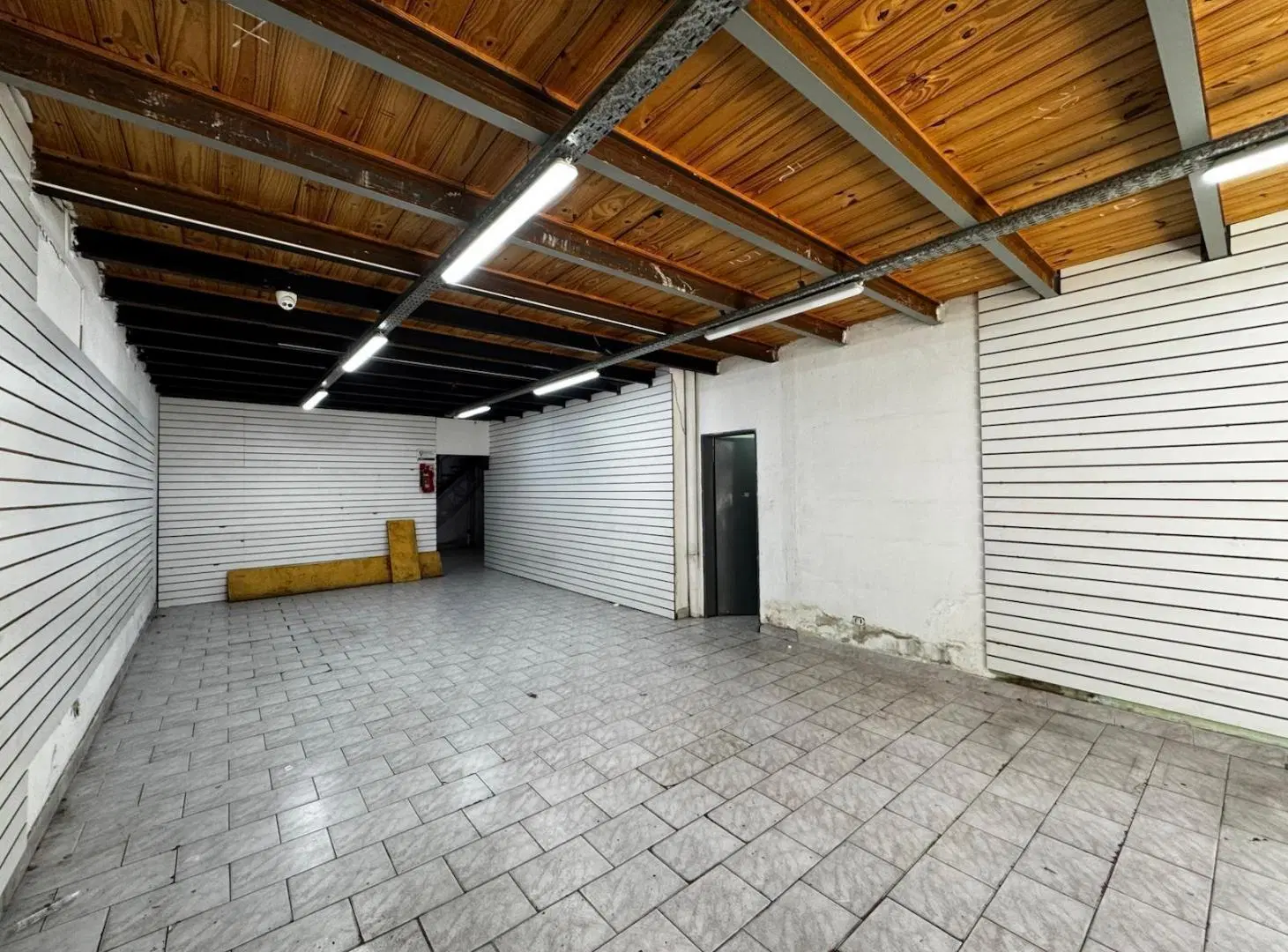 Local 90m2 planta baja con entre piso exc ubi zona comercial 4