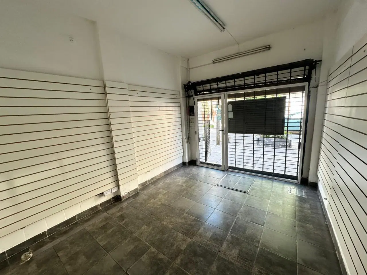 Local Cerca Avenida Zona Comercial 4