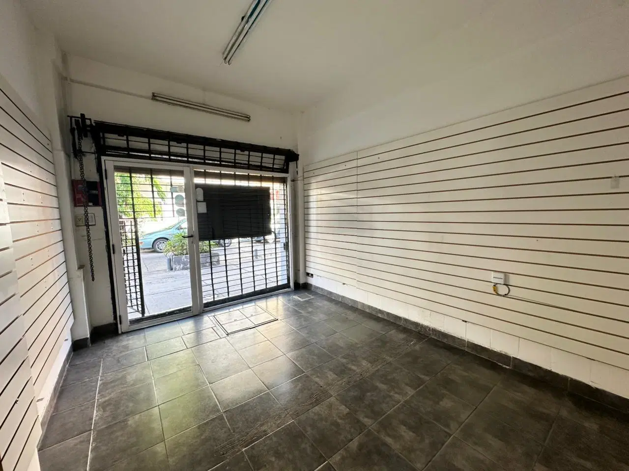 Local Cerca Avenida Zona Comercial 3