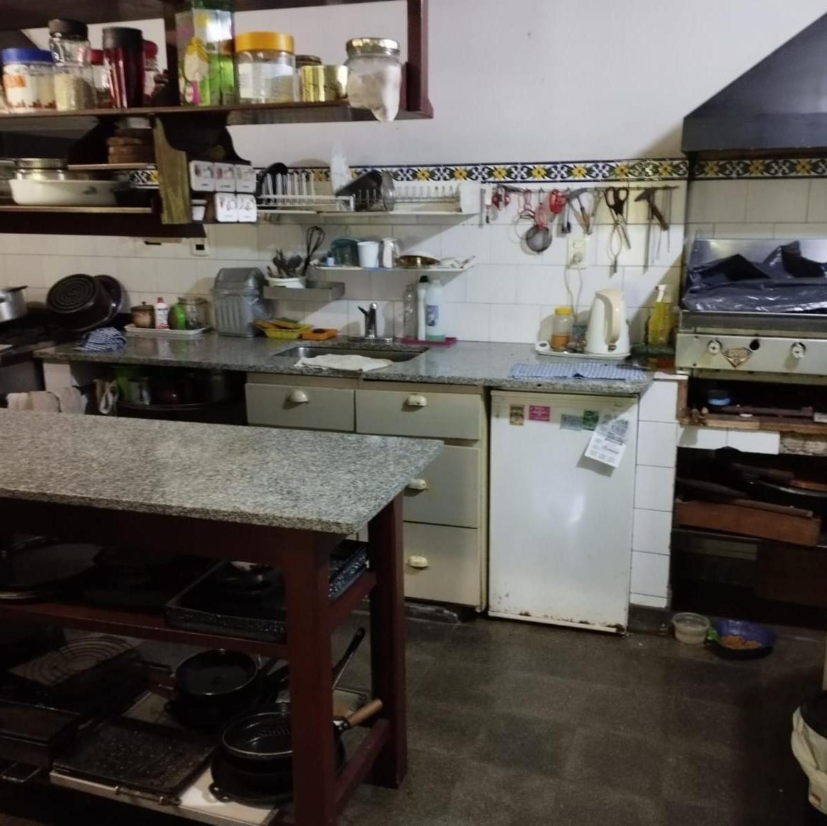 VENTA DE: CASA DE 4 AMBIENTES CON JARDIN EN LOTE DE 11 X 70 M2. A 5 CUADRAS DEL CENTRO DE MORON.