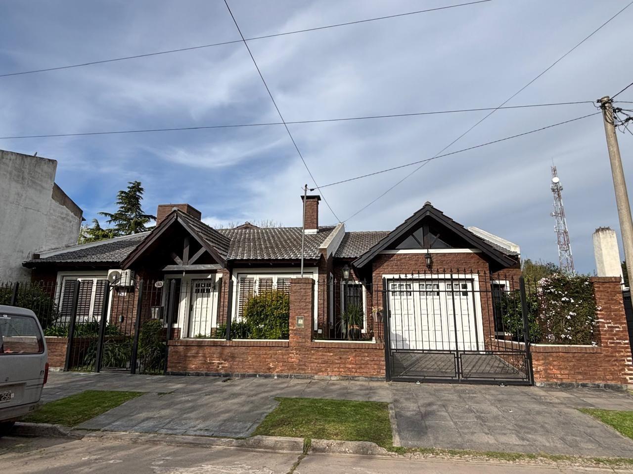 Foto de EXCELENTE VIVIENDA CHALET CON UNA UBICACION PRIVILIGIADA, QUINCHO Y, imagen 2