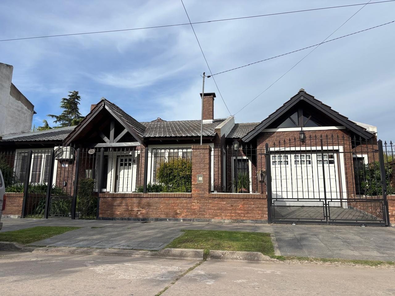 Foto de EXCELENTE VIVIENDA CHALET CON UNA UBICACION PRIVILIGIADA, QUINCHO Y, imagen 1