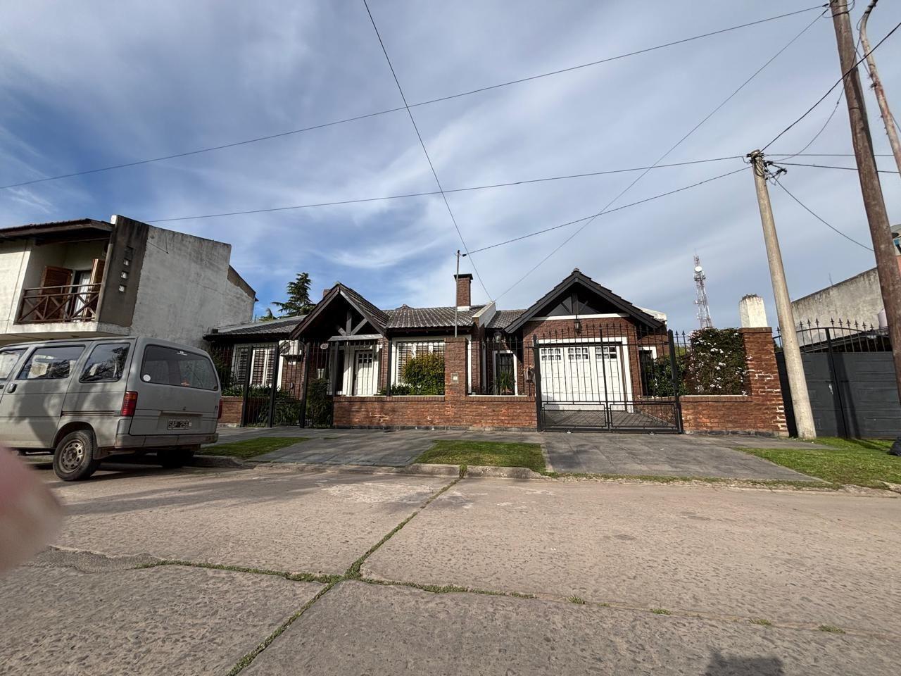 Foto de EXCELENTE VIVIENDA CHALET CON UNA UBICACION PRIVILIGIADA, QUINCHO Y, imagen 3