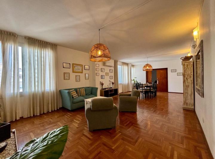 Piso de categoría 4 d. + Cochera en Centro - EN VENTA 1