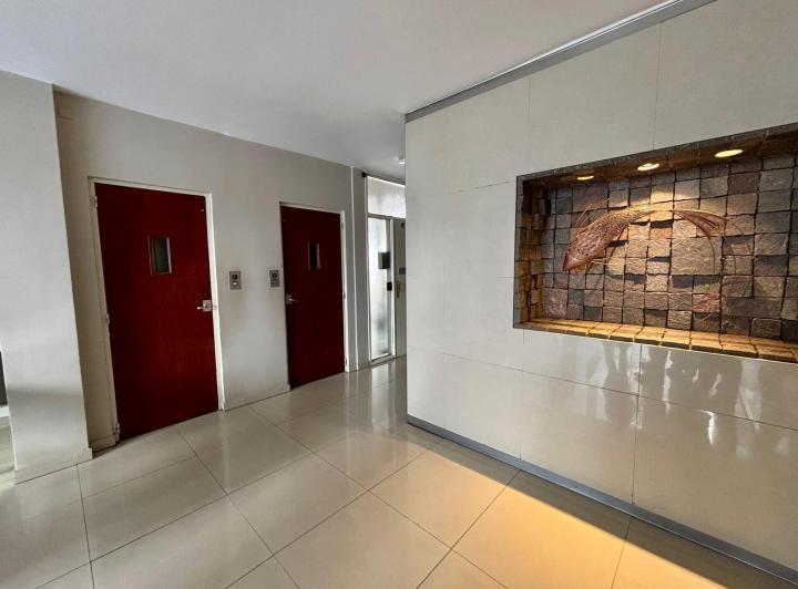 Piso de categoría 4 d. + Cochera en Centro - EN VENTA 2