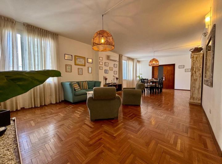 Piso de categoría 4 d. + Cochera en Centro - EN VENTA 3